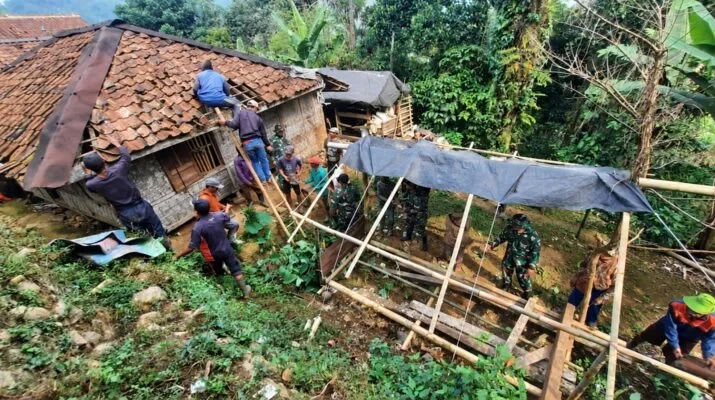 Ngabret”, Hari ke – 2 TMMD ke-130 Kodim 0605/Subang Mulai Rehab Rumah Tidak Layak Huni, Emak Ruhimah: Alhamdulillah, Rumah Emak sudah mulai diperbaiki