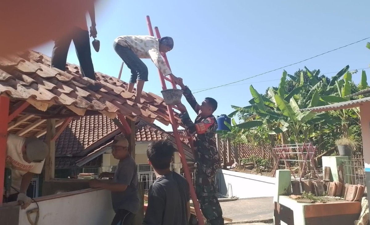 Babinsa Mekarwangi Bersama Warga Gotong Royong Perbaiki Pos Ronda, Dukung Keamanan Lingkungan