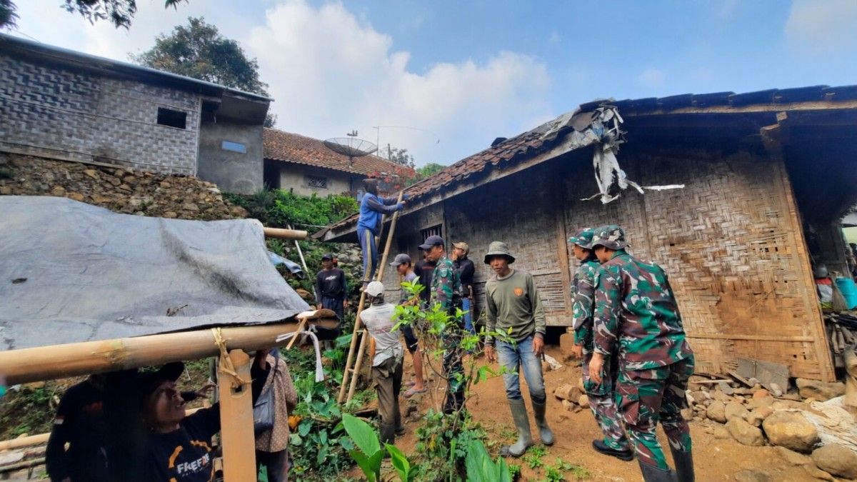 Haru Emak Ruhimah Bersyukur, Rumah Bocor Mulai Diperbaiki TMMD ke-130 Cupunagara