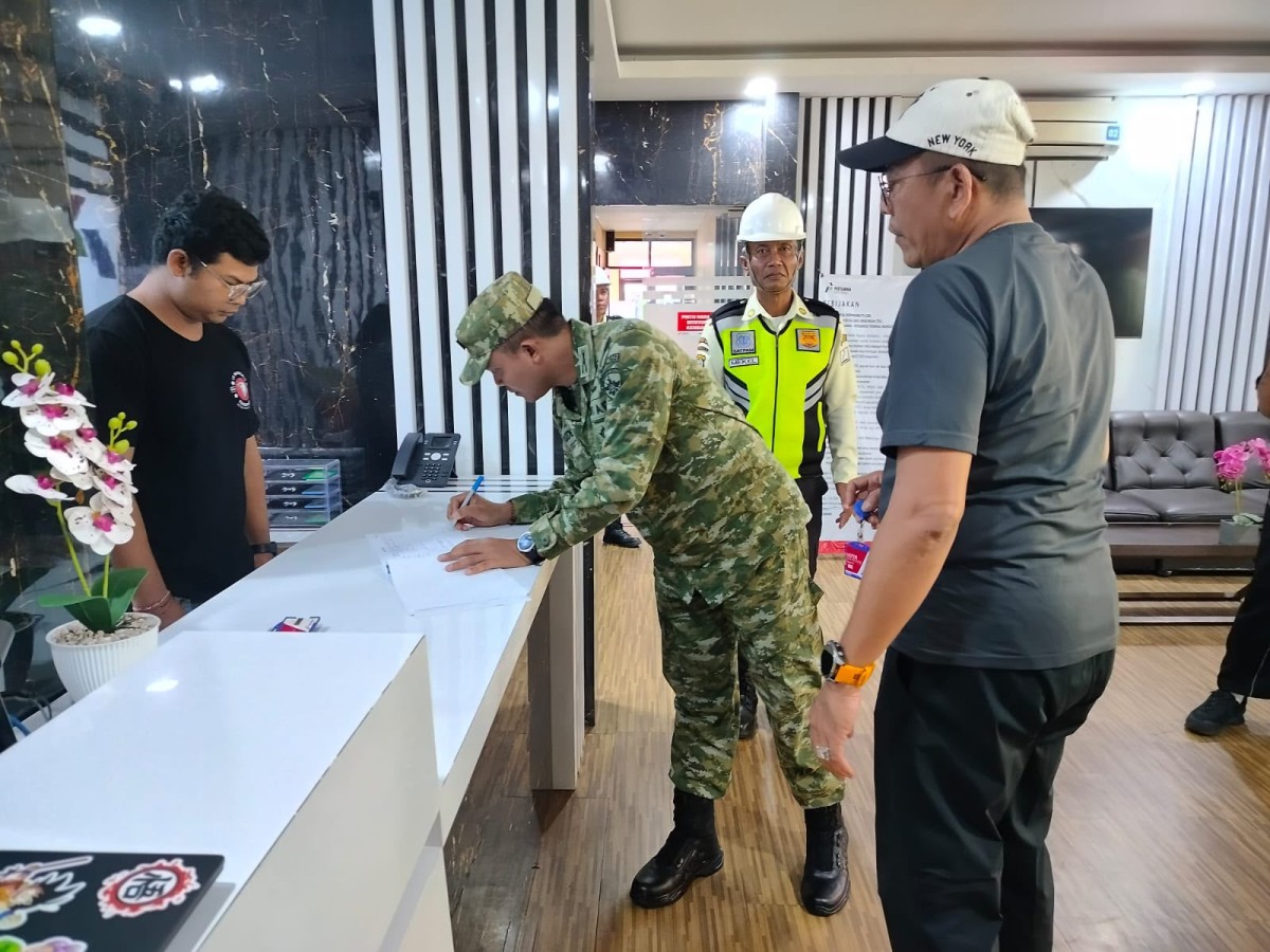 Dampingi Gubernur Bali, Dandim 1623/Karangasem Tinjau Langsung Distribusi BBM di Pertamina Manggis