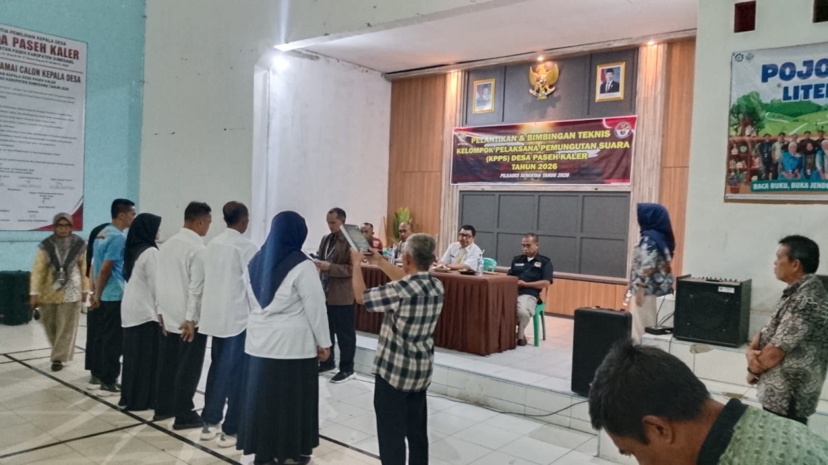 Babinsa Paseh Kaler Serda Deni Hermawan Monitoring Pelantikan dan Bimtek KPPS, Dukung Pilkades yang Aman dan Demokratis