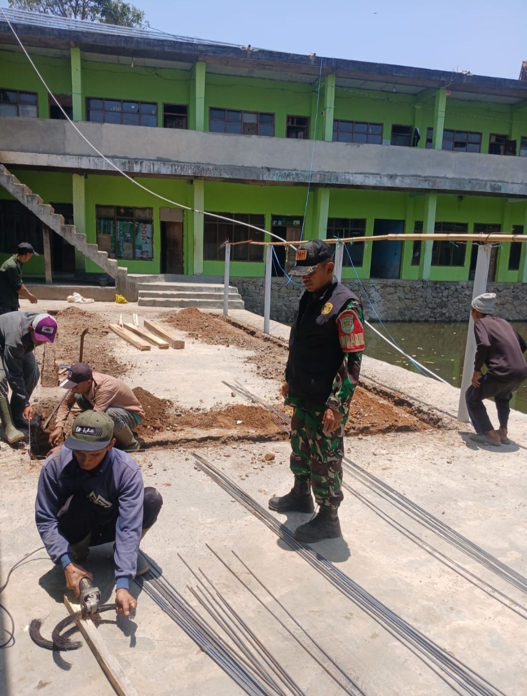 Danramil 1116/Cikajang Laksanakan Pengawasan dan Monitoring Pembangunan Bakti Persada TNI di Ponpes Alqonaah