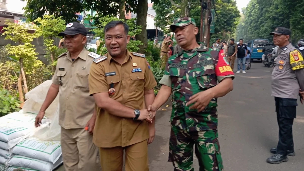 Babinsa Koramil 06-04/Bogor Barat Monitor Penertiban PKL Dan Pemutusan Instalasi Listrik Ilegal Di Jalan Dr. Semeru