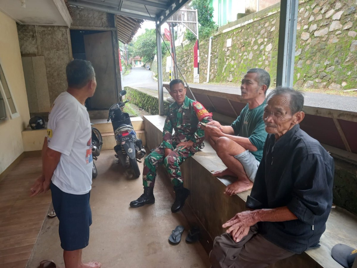 Babinsa Desa Tanjung Hurip Jalin Komsos Bersama Warga Dusun Cibungur, Perkuat Keharmonisan dan Kondusivitas Lingkungan