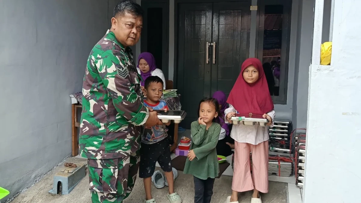 Babinsa Koramil 06-04/Bogor Barat Dampingi Pelayanan Posyandu Flamboyan Di Kelurahan Semplak