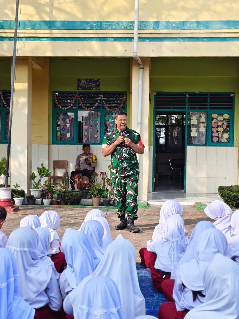Babinsa Koramil 1004/Tanjungsari Berikan Pembinaan Karakter kepada 232 Siswa SDN Kebonhui