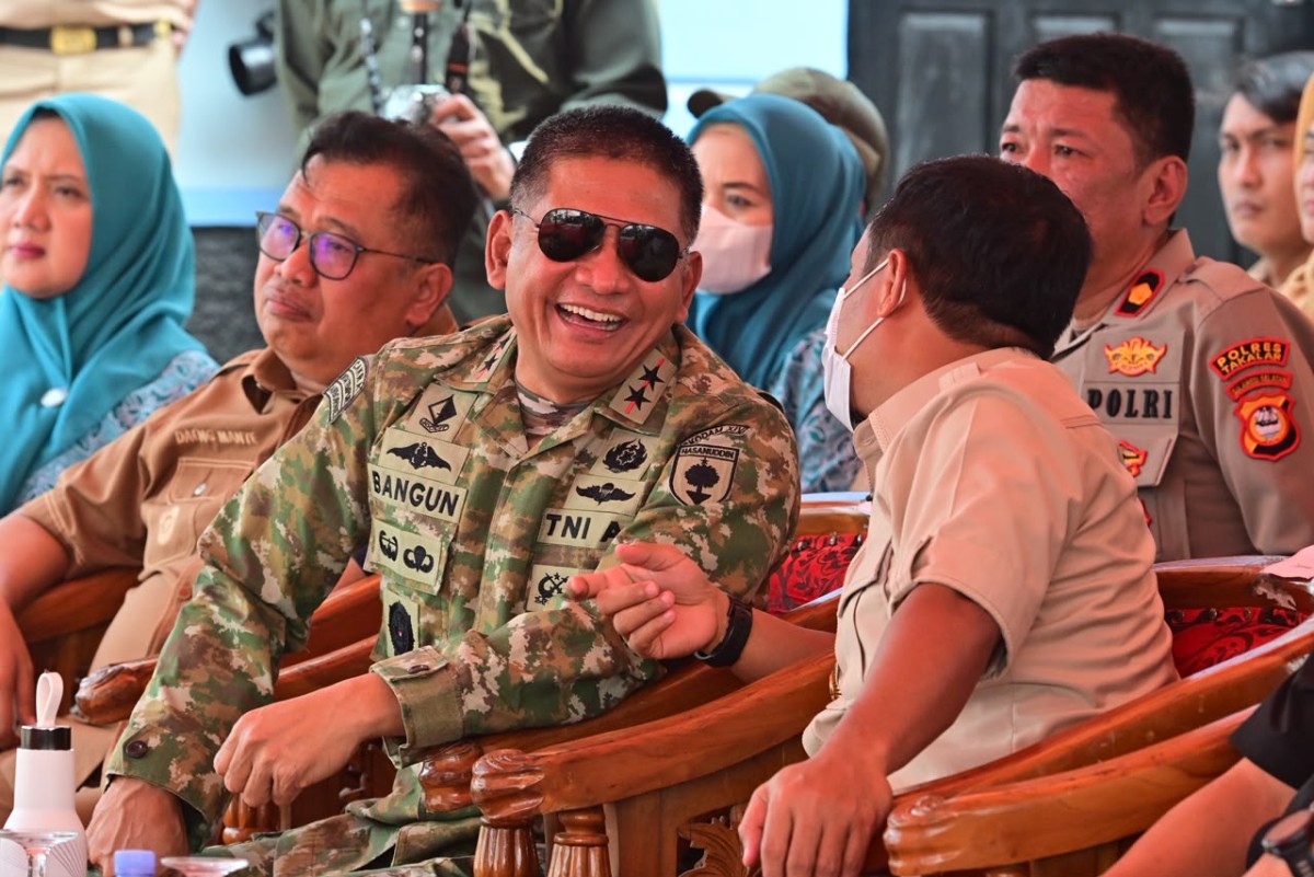 Bukti Nyata TNI untuk Rakyat, Pangdam XIV/Hasanuddin dan Gubernur Sulsel Resmikan 40 Rumah Layak Huni di Takalar
