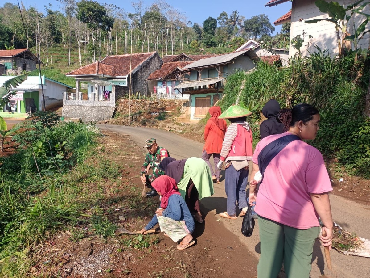 Babinsa Koramil 1015/Cibugel Bersama Warga Laksanakan Jumsih di Dusun Cidomas