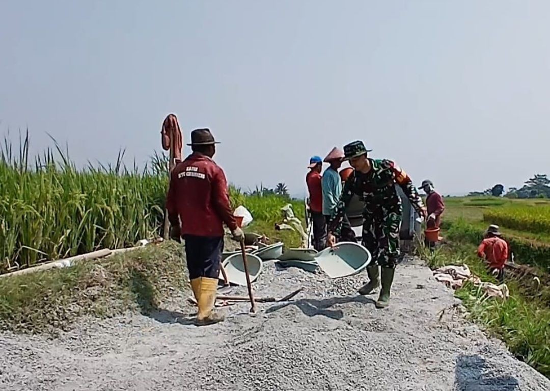 Kerja Bakti Babinsa bersama Kelompok tani