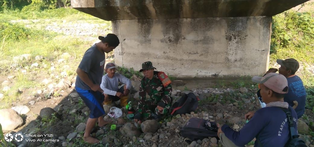 Babinsa Koramil 1008/Buahdua Laksanakan Komsos Bersama Kelompok Tani Blok Cikidang di Desa Wanasari