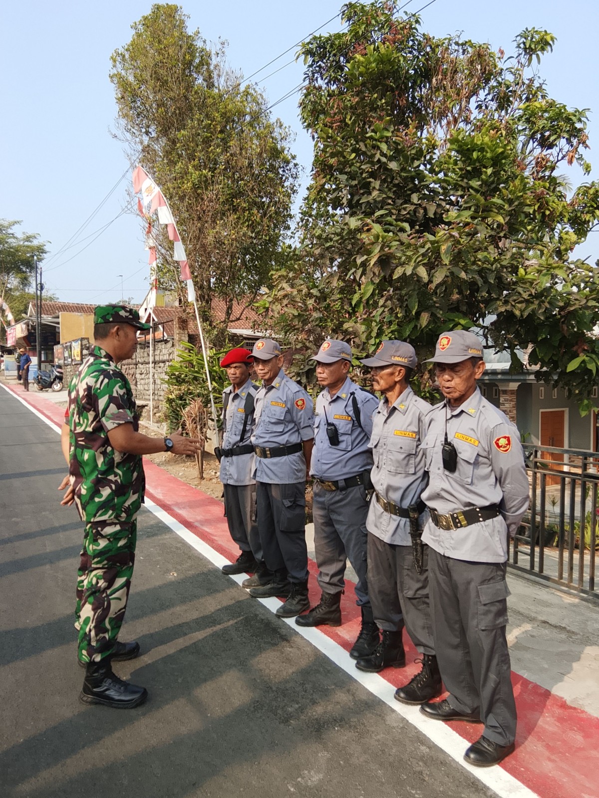 Babinsa Desa Neglasari Berikan Pelatihan dan Himbauan Kepada Linmas Untuk Tingkatkan Keamanan Acara