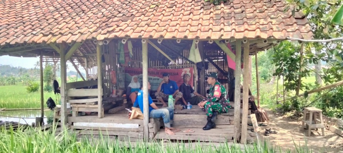 Koramil 1008/Buahdua Gelar Komsos Bersama Petani di Desa Cibitung