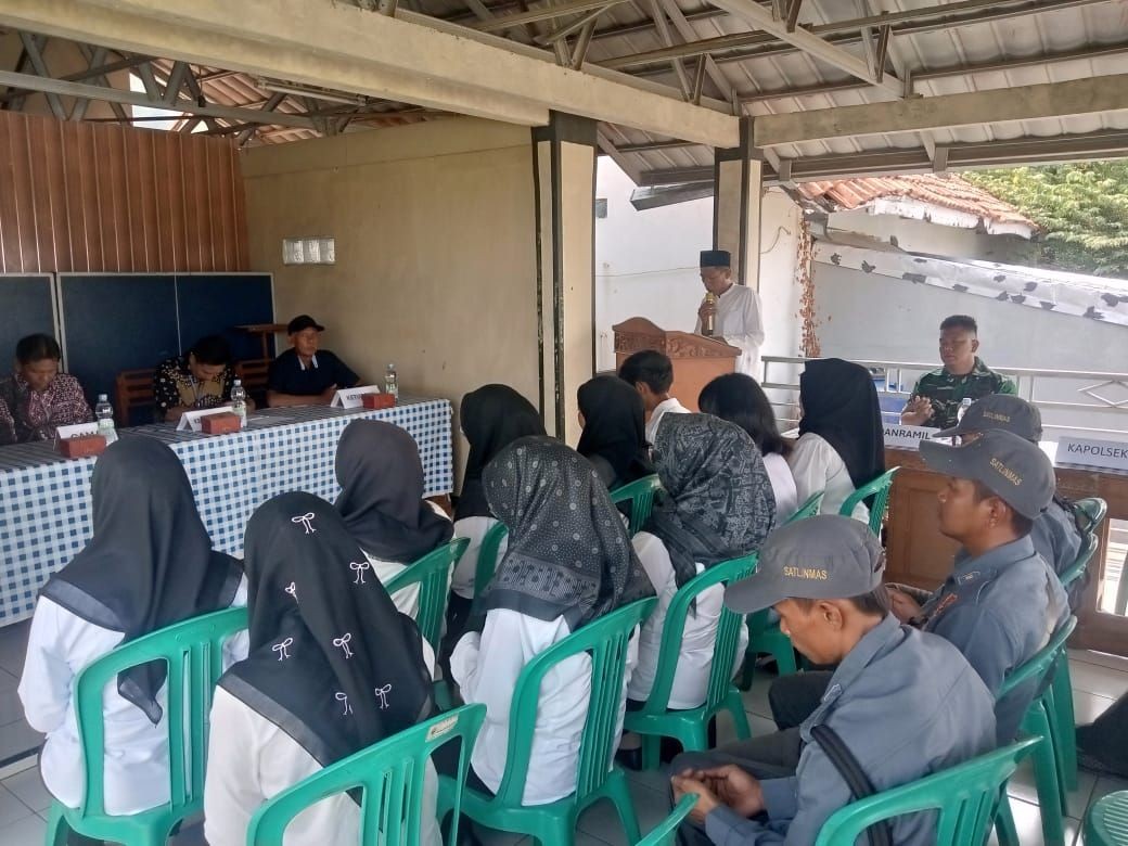 Babinsa Cibeureuyeuh Serda Aris Monitor Pelantikan KPPS, Dukung Pilkades yang Aman dan Demokratis