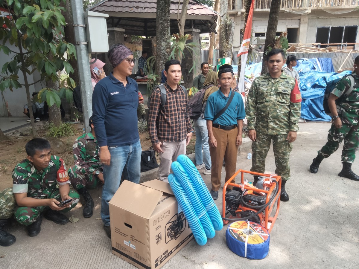 Babinsa Koramil 2416/Pacet Dampingi Serah Terima Bantuan Alsintan kepada Kelompok Tani Kabupaten Bandung