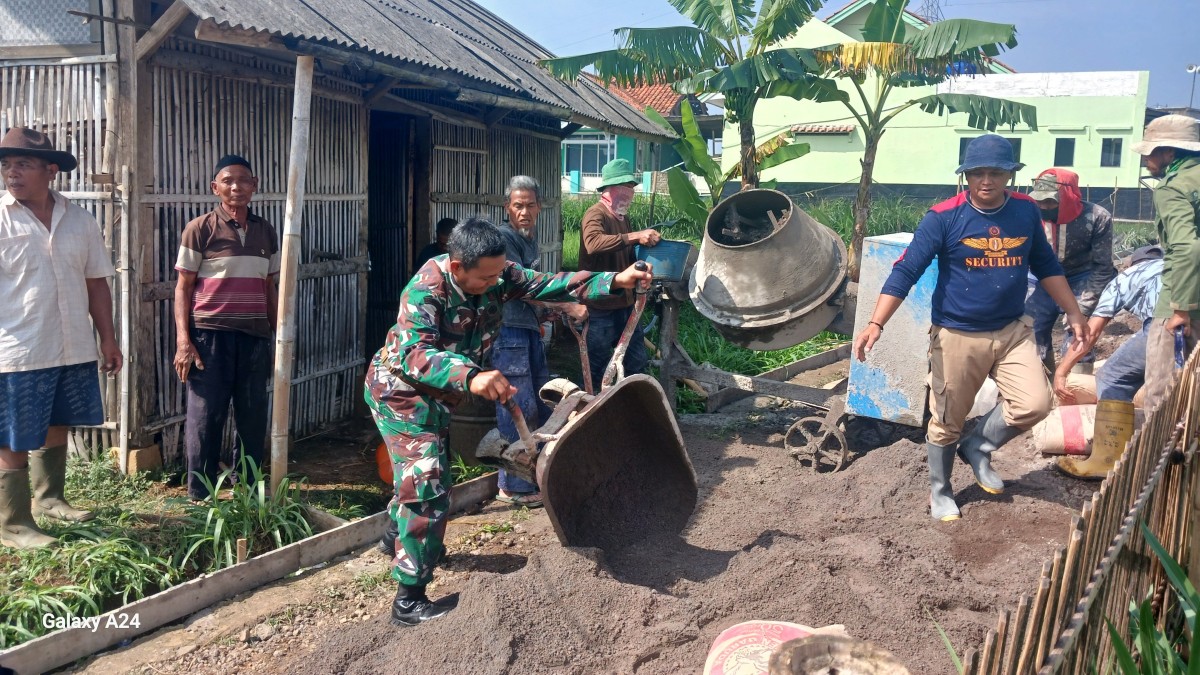 Babinsa Desa Sukarapih Sertu Nana Sutardi Laksanakan Kerja Bakti Bersama Warga