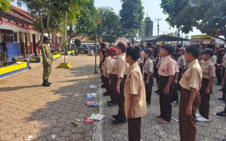 Tanamkan Kedisiplinan Sejak Dini, Babinsa Koramil 0608-09/Ciranjang Berikan Pelatihan PBB kepada Siswa SDN Sindangjaya 3