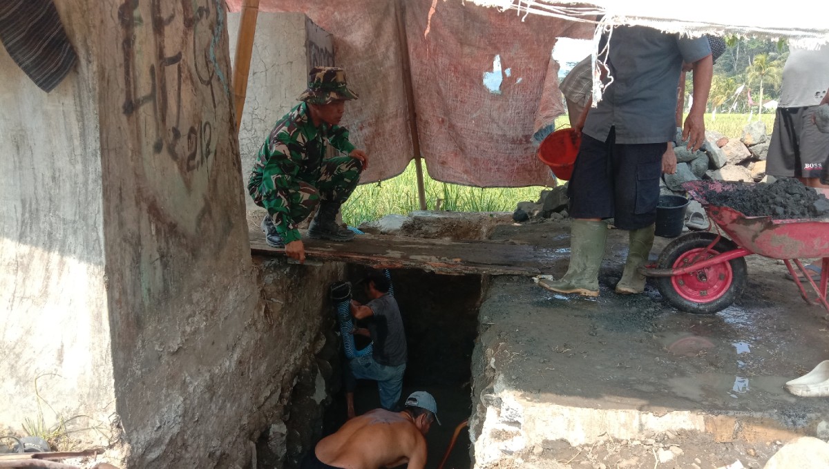 Babinsa Koramil 2202/Palabuhanratu Gelar Bakti Pembersihan Gorong-Gorong di Desa Mekar Asih
