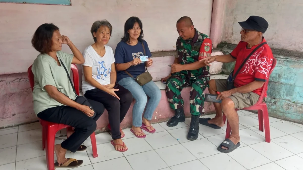 Serda Agus Supriyadhi, Babinsa Koramil 06-03/Bogor Timur Bantu Warga Sukasari dalam Pendataan Perlinsos