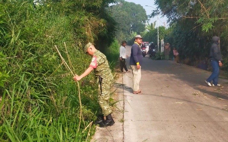 Wujud Kemanunggalan TNI-Rakyat, Babinsa Koramil 0608-05/Cugenang Pelopori Kerja Bakti Bersihkan Parit di Desa Talaga