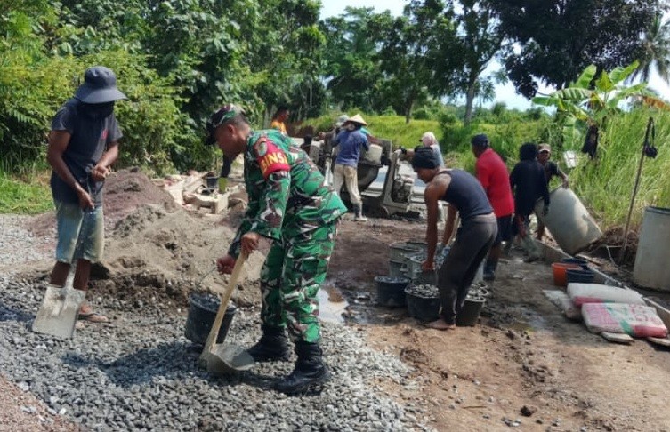 Tingkatkan Aksesibilitas Warga, Babinsa Koramil 18/Agrabinta Gotong Royong Pengecoran Jalan di Desa Sinarlaut