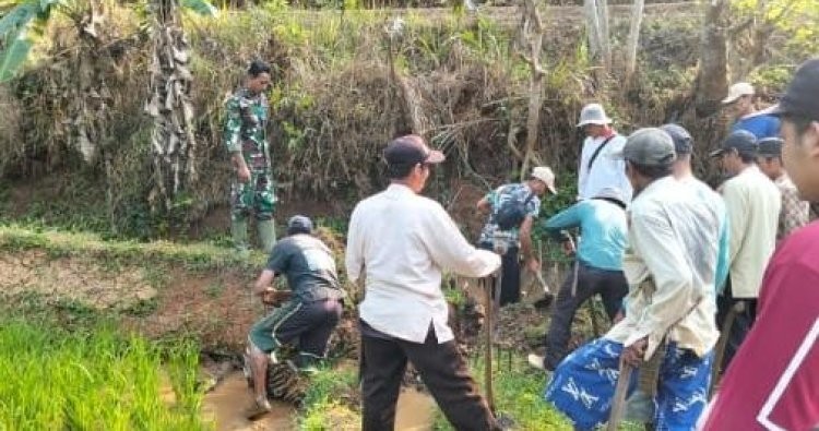 Antisipasi Pendangkalan dan Banjir, Babinsa Koramil 0608-19/Takokak Pelopori Pengerukan Saluran Air Bersama Warga Desa Sukagalih
