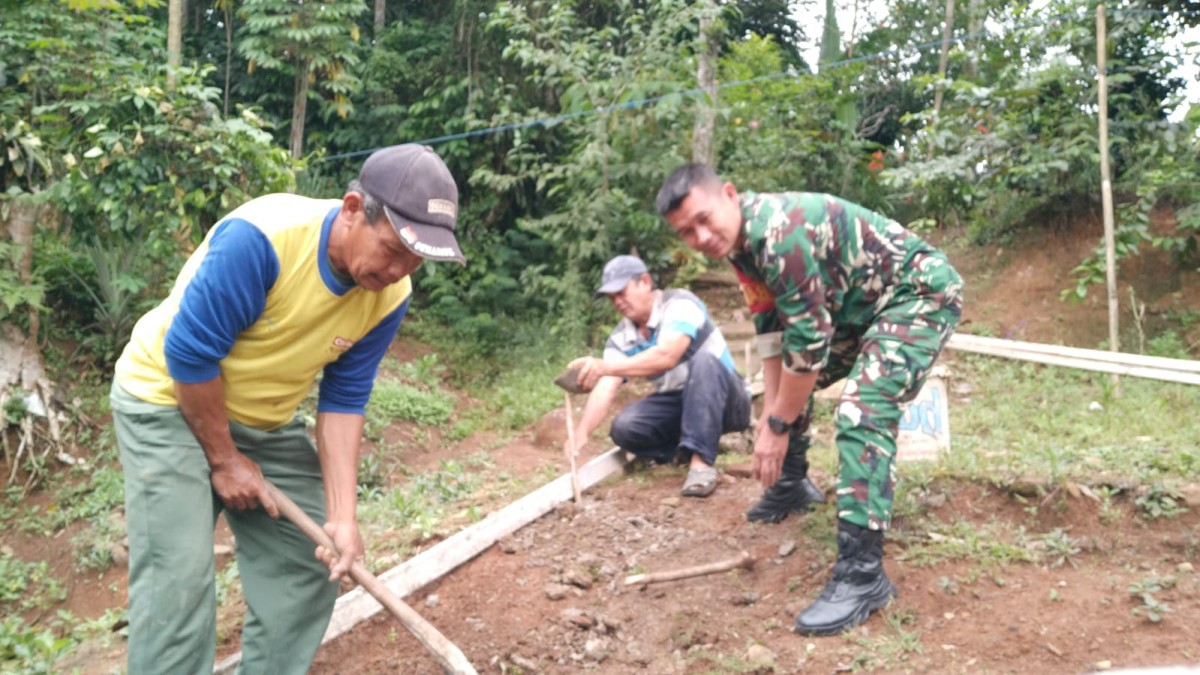 Babinsa Neglasari Bersama Warga Laksanakan Bakti Pemasangan Boplang Persiapan Pengecoran Jalan