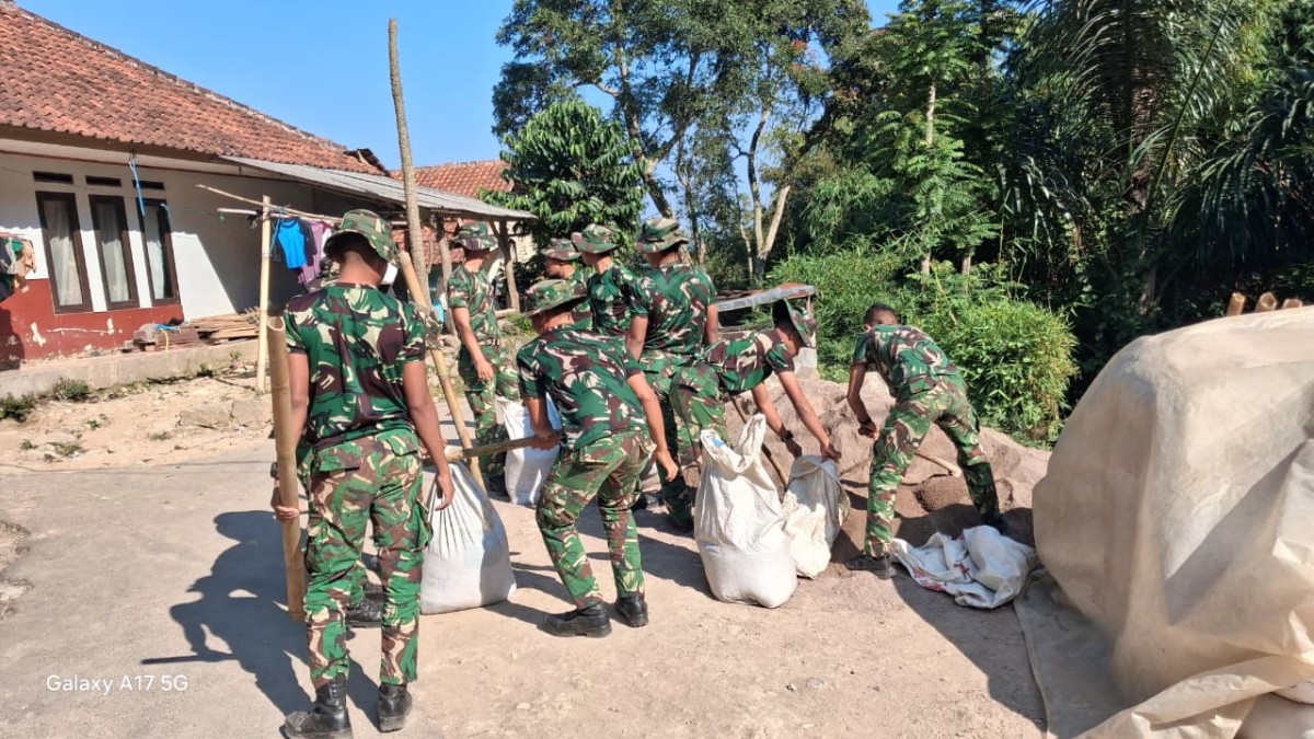 Satgas TMMD ke-130 Angkut Material Pembangunan Sarana Air Bersih di Cupunagara