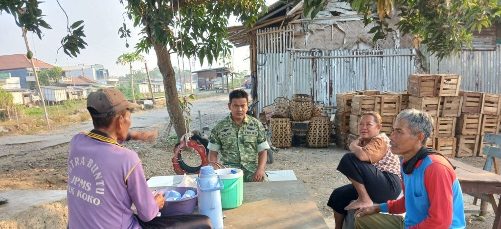 Pererat Kedekatan dengan Warga, Babinsa Koramil 1605 Sukagumiwang Gelar Komsos di Desa Tersana