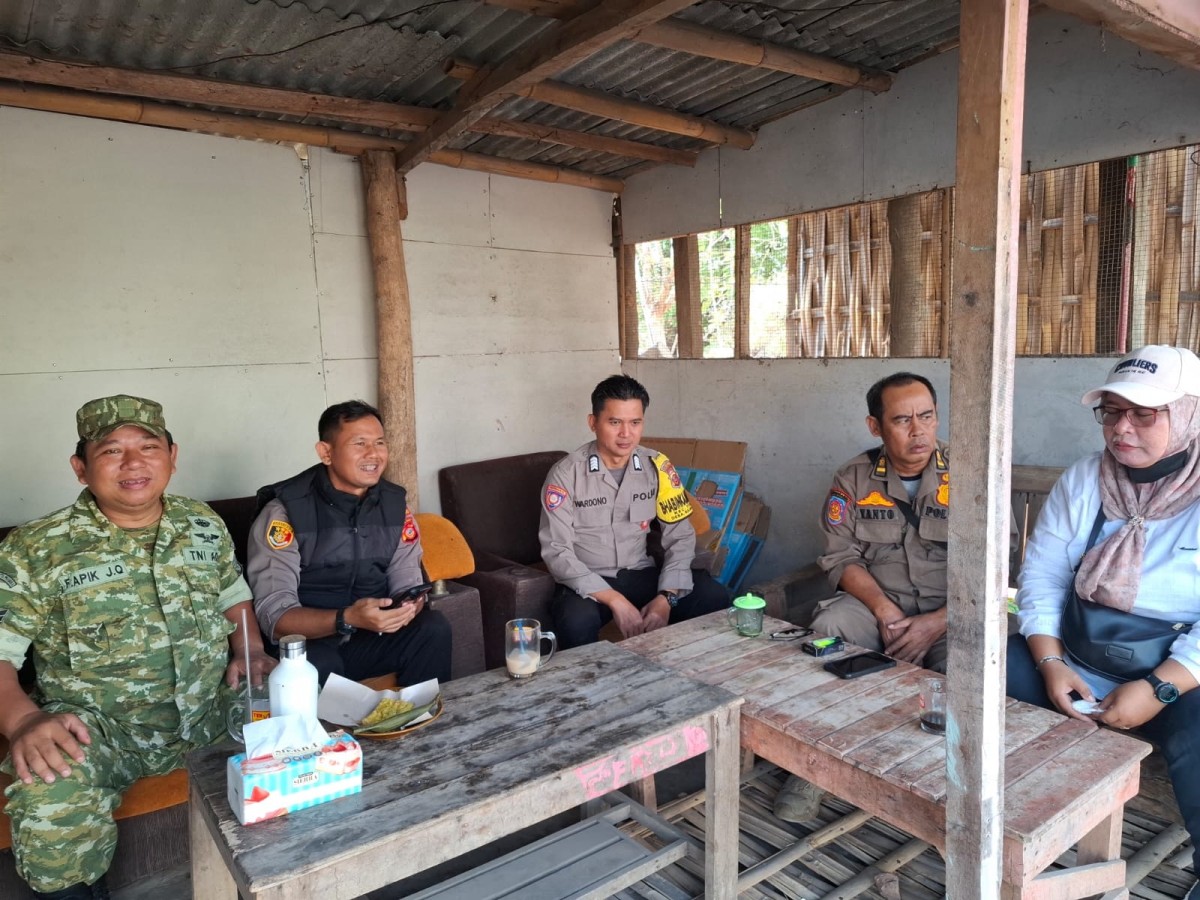 Jalin Silaturahmi, Serka F. Apik Gencarkan Sosialisasi Rekrutmen TNI dan Monitoring Bansos di Blok Rajasinga
