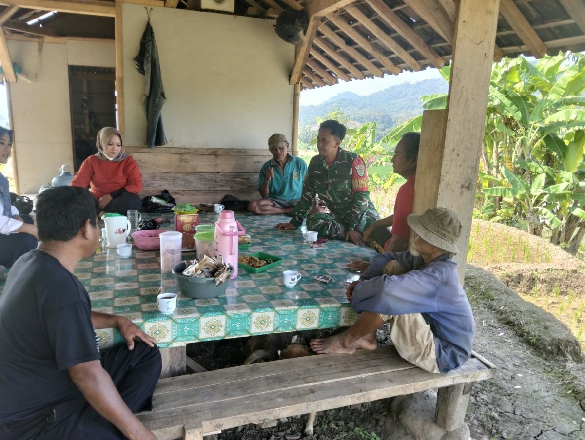 Babinsa Padanaan Jalin Komsos dengan Kelompok Tani Sriwaluya 2, Pantau Kondisi Irigasi di Musim Kemarau