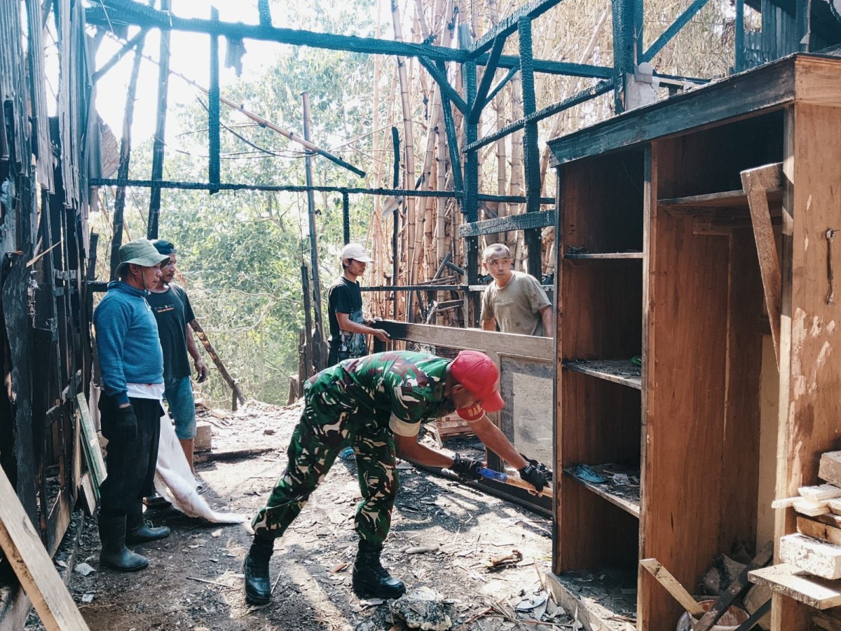 Babinsa Koramil 1901/Wanayasa Bersama Warga Gotong Royong Bersihkan Rumah Korban Kebakaran di Lebak Anyar