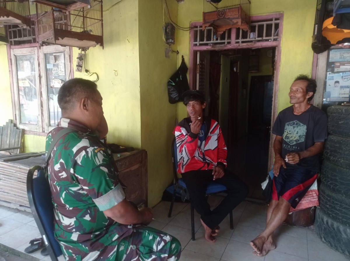 Babinsa Parakansalam Gelar Komsos, Ajak Warga Jaga Kerukunan dan Waspadai Kebakaran