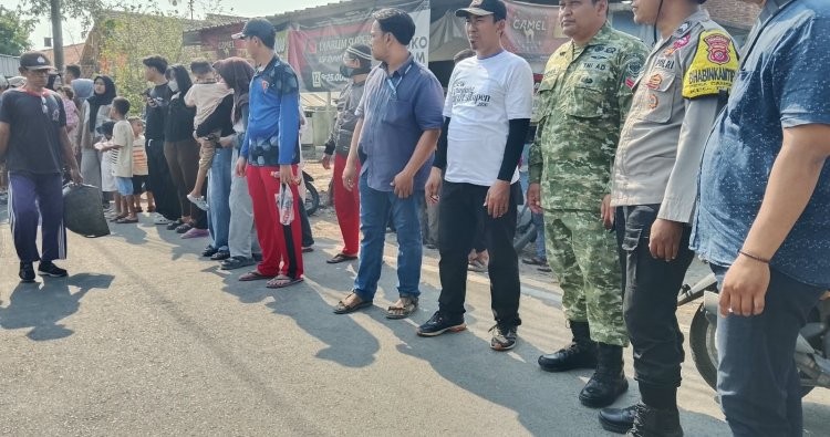 Babinsa Koramil Weru Kawal Karnaval Ngunjung Buyut Simpen, Tradisi Budaya Desa Cangkring Berlangsung Aman dan Lancar
