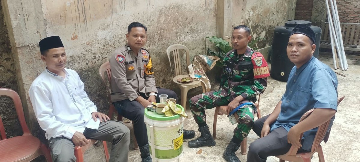 Babinsa Desa Cikondang Jalin Komsos dengan Warga, Ajak Masyarakat Waspada Menghadapi Musim Kemarau