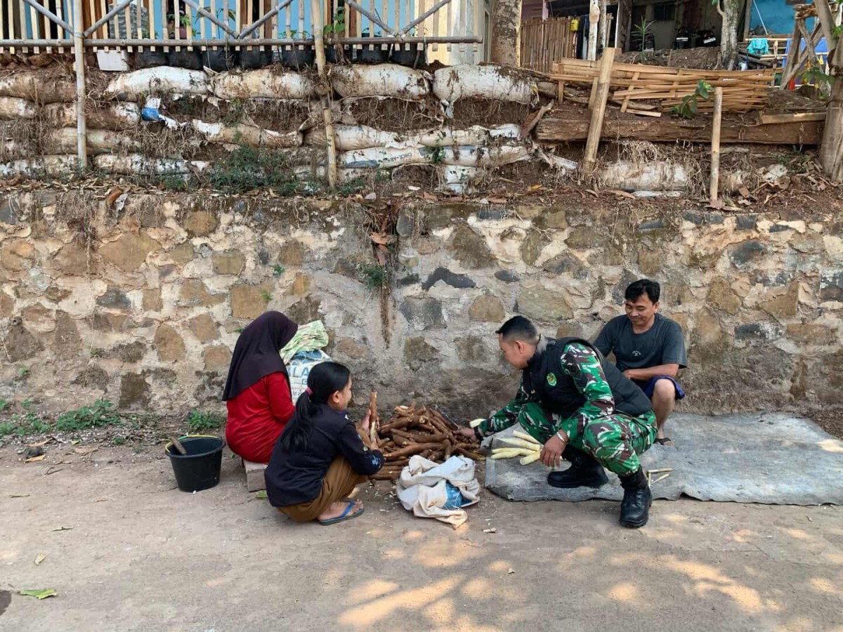 Babinsa Desa Cimanggung Laksanakan Monitoring Wilayah dan Komsos, Pererat Silaturahmi dengan Warga