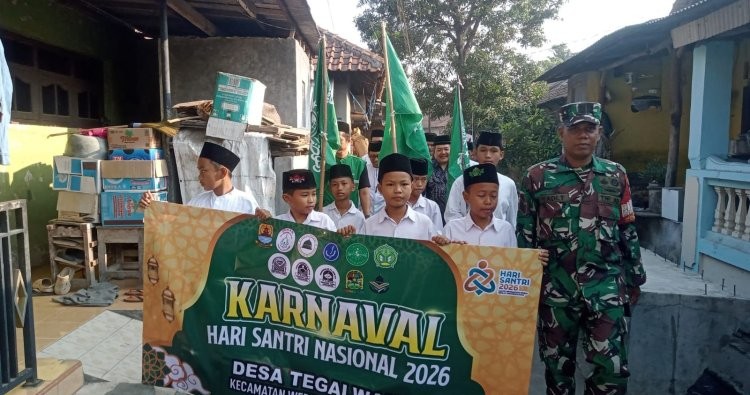 Babinsa Koramil Weru Lakukan Pengamanan Karnaval Hari Santri Nasional 2026 di Desa Tegalwangi