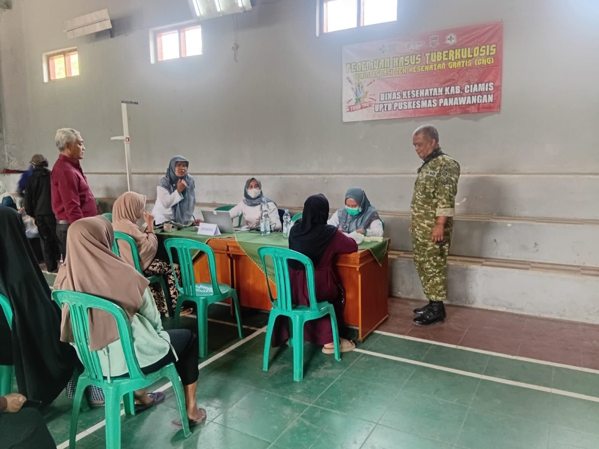 Babinsa Kertayasa Monitoring Pemeriksaan Kesehatan Dari Puskesmas Panawangan