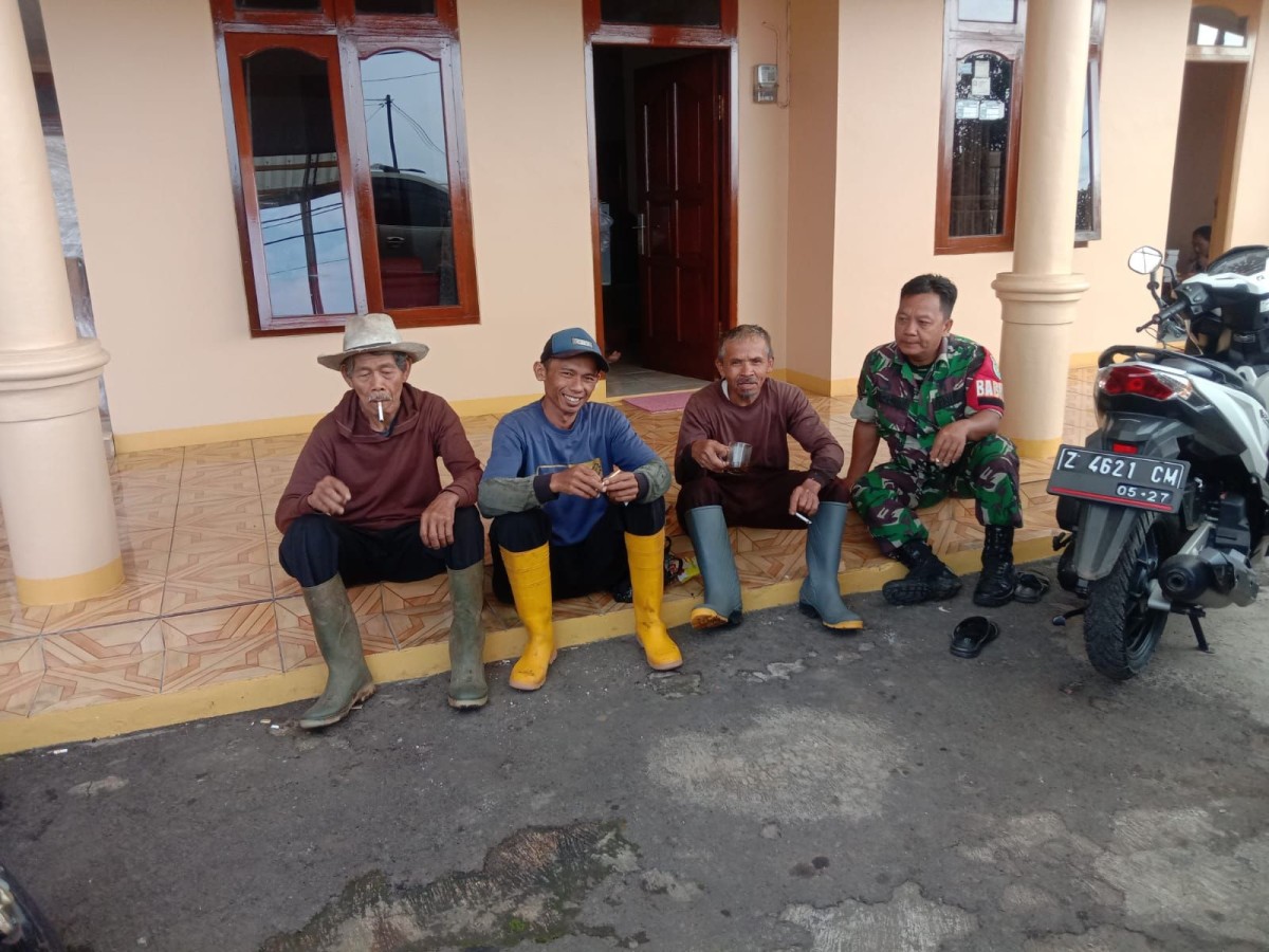 Babinsa Koramil 1004/Tanjungsari Gelar Komsos di Desa Nanggerang, Ajak Warga Jaga Kondusivitas Wilayah