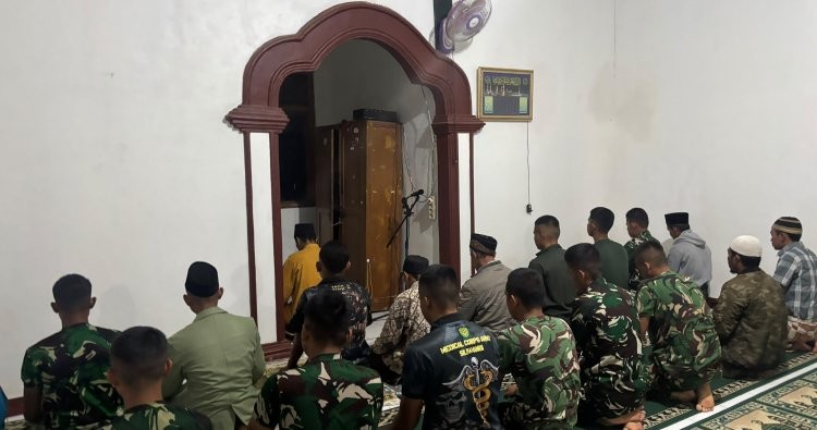 Satgas TMMD ke-130 Kodim 0625/Pangandaran dan Warga Bangunjaya Pererat Kebersamaan Melalui Sholat Ashar Berjamaah