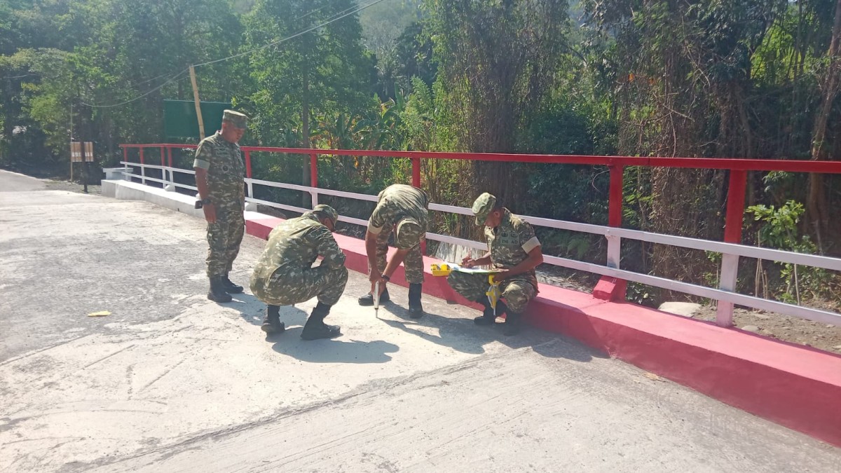 Pastikan Kualitas Infrastruktur, Tim Dalwas Denzibang IX/Udayana Periksa Jembatan Garuda di Karangasem