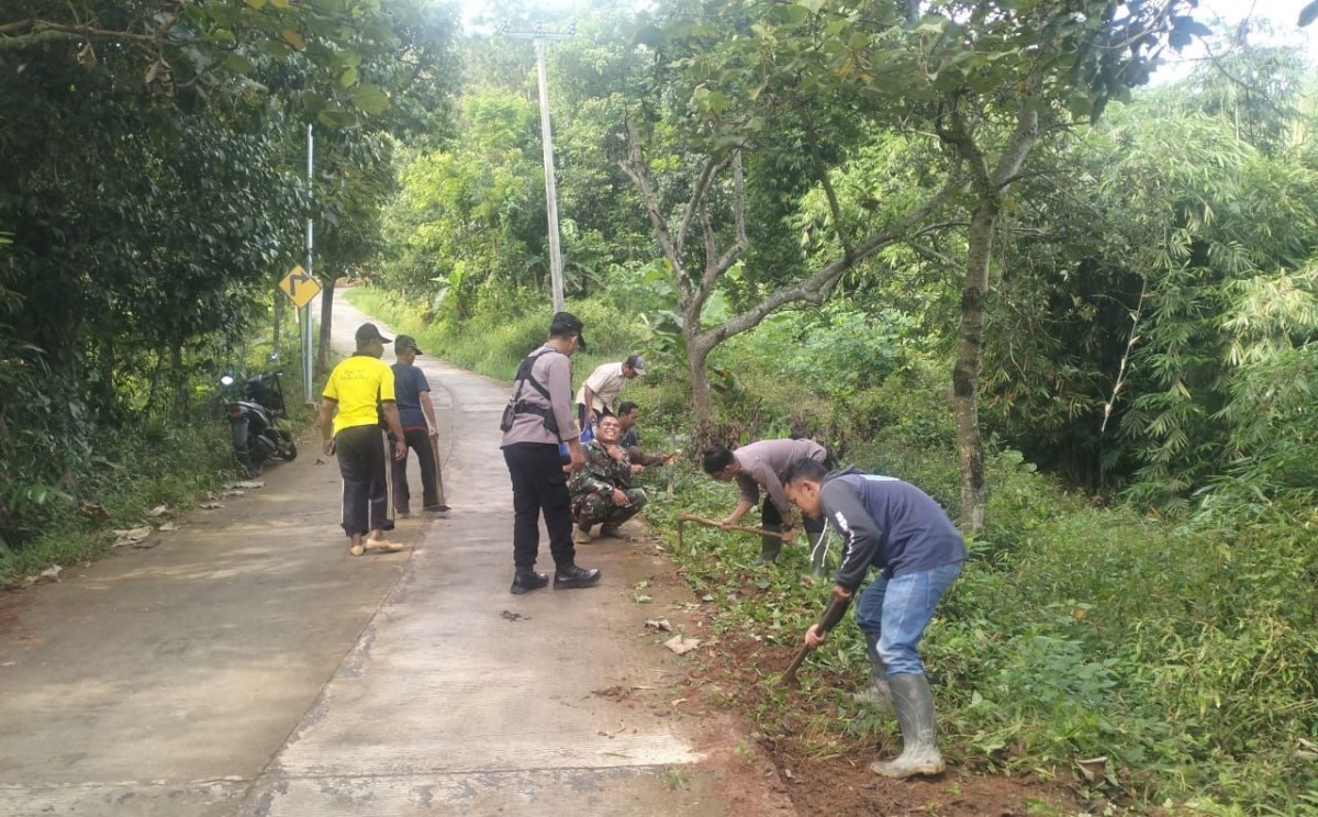 Babinsa Desa Cikoneng Kulon Bersama Warga Gelar Karya Bakti Bersihkan Jalan Dusun Nagrak