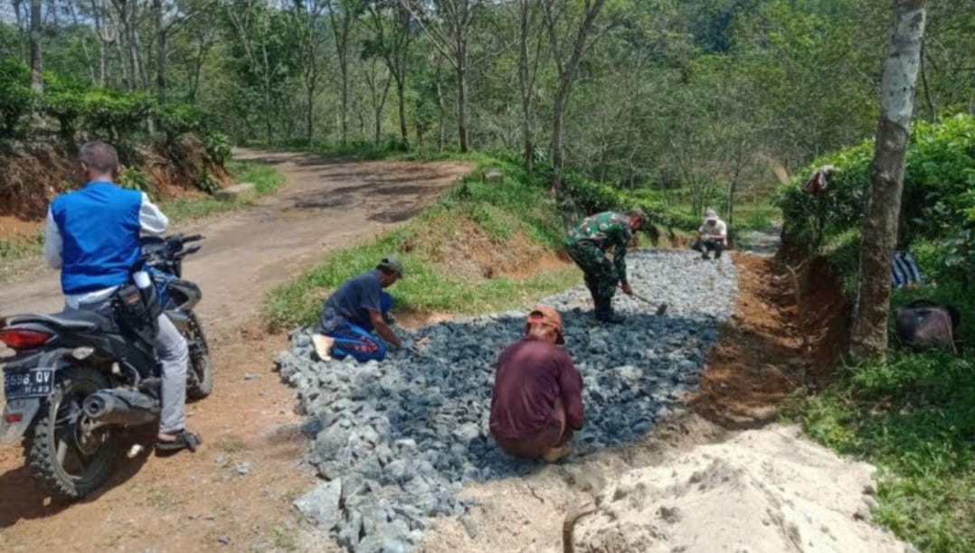 Koramil 2209/Lengkong Bersama Warga Gelar Karya Bakti Perkerasan Jalan Usaha Tani di Desa Cilangkap