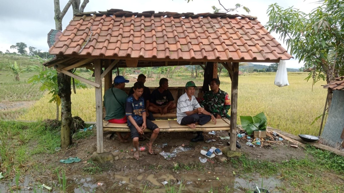Babinsa Desa Cacaban Perkuat Komsos dengan Warga, Dukung Keamanan dan Ketahanan Pertanian