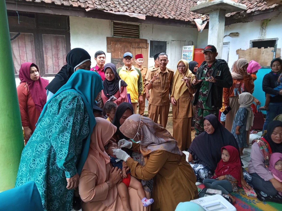 Dukung Kesehatan Balita, Danposramil Kalibunder Dampingi Pemberian Vitamin A di Jampangkulon