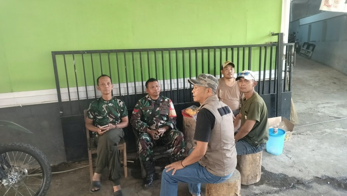 Babinsa Desa Pasirnanjung Laksanakan Monitoring Wilayah dan Komsos, Pererat Keakraban dengan Warga