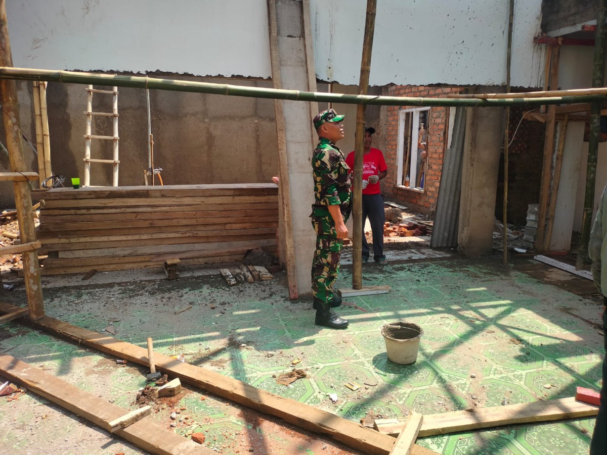 Babinsa Koramil 2206/Parakansalak Laksanakan Karya Bakti Perbaikan Masjid di Bojonglongok