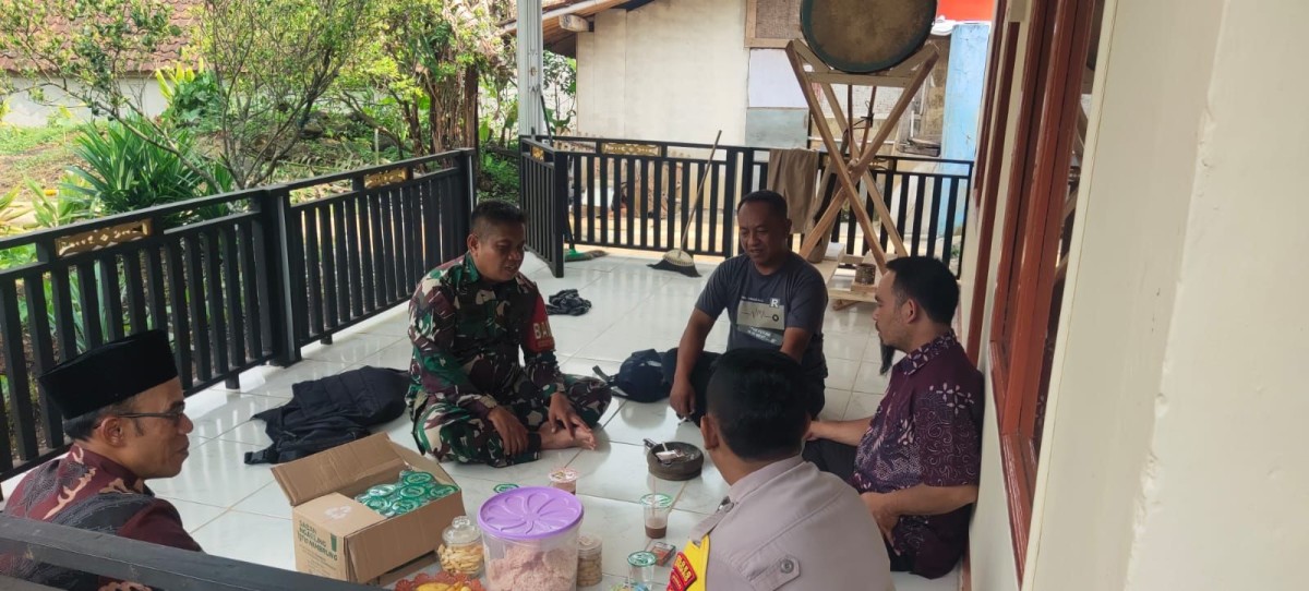 Babinsa Koramil 1004/Tanjungsari Laksanakan Pembinaan Wilayah, Pantau Potensi Usaha Lokal di Desa Raharja