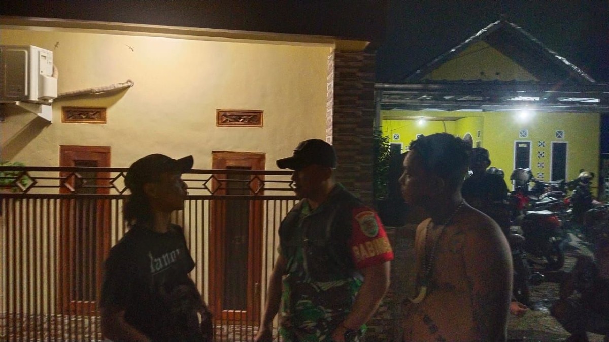 Babinsa Kelurahan Tegal Munjul gelar patroli malam imbau remaja patuhi jam malam