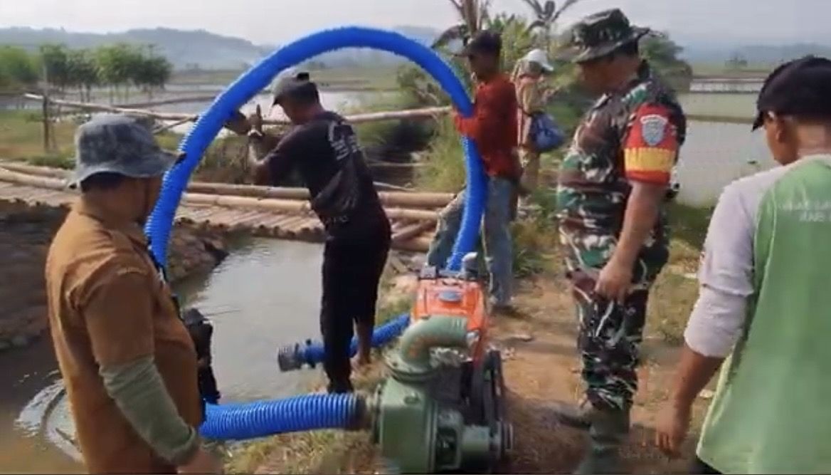 Babinsa Munjuljaya Dampingi Kelompok Tani Cinta Mukti, Pastikan Kesiapan Pompa Air untuk Pengairan Sawah