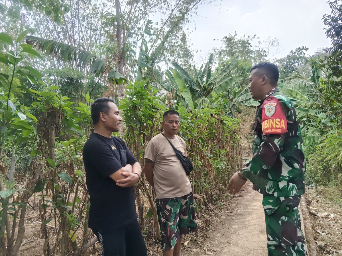Babinsa Desa Cihanjuang Laksanakan Monitoring Wilayah Dan Komsos Bersama Warga Masyarakat